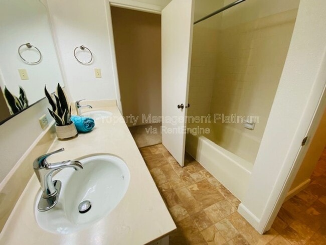 Building Photo - 1055 W Fremont Ave