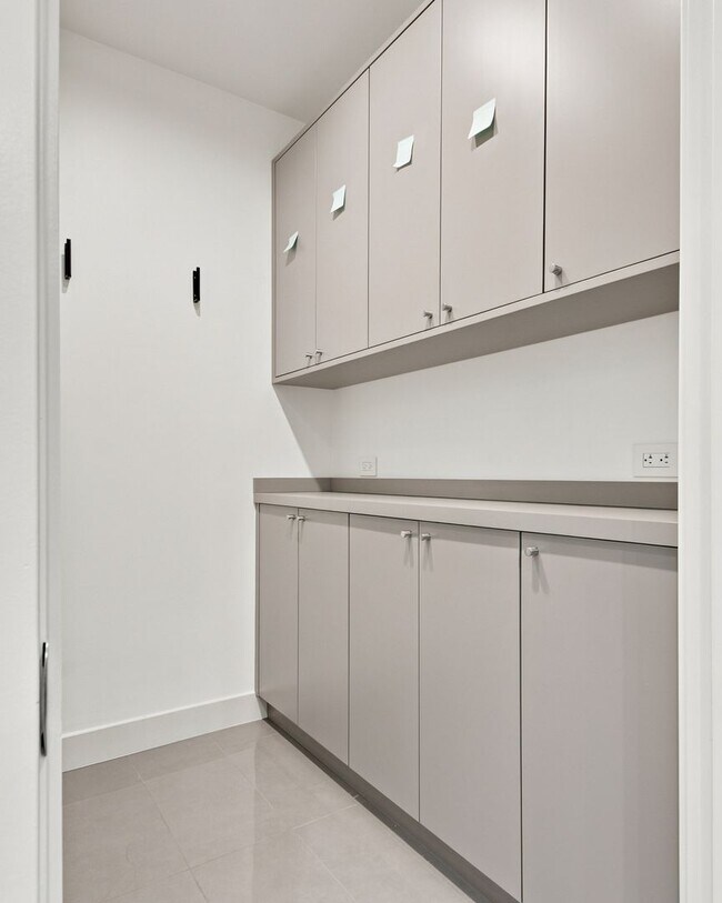Building Photo - Stunning North Strip/City views from this UNFURNISHED 1+Den/1.5ba residence.