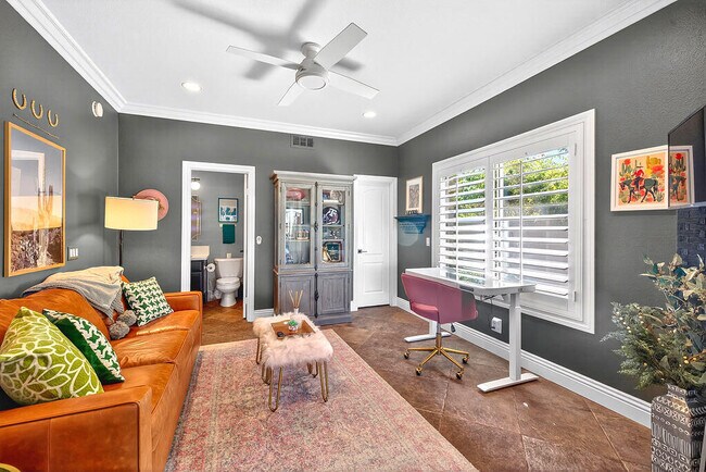 Building Photo - 10 Colonial Dr