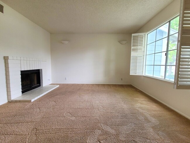 Building Photo - Nice 2-Story 3-Bedroom Condo in Loma Linda!