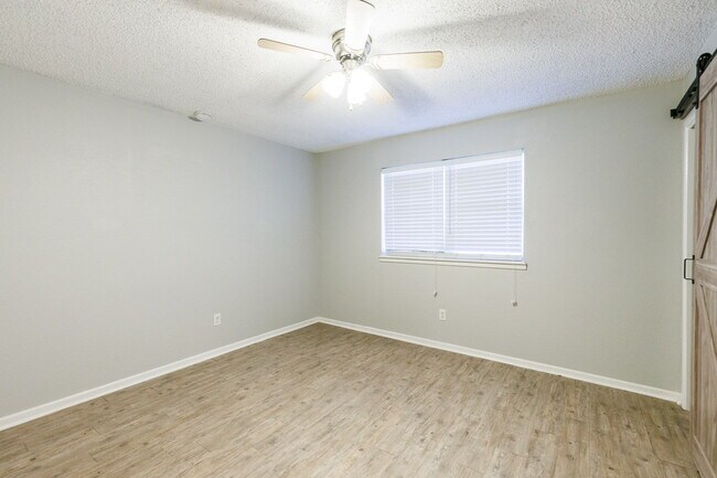 Building Photo - 3 Bedroom with 2 living rooms