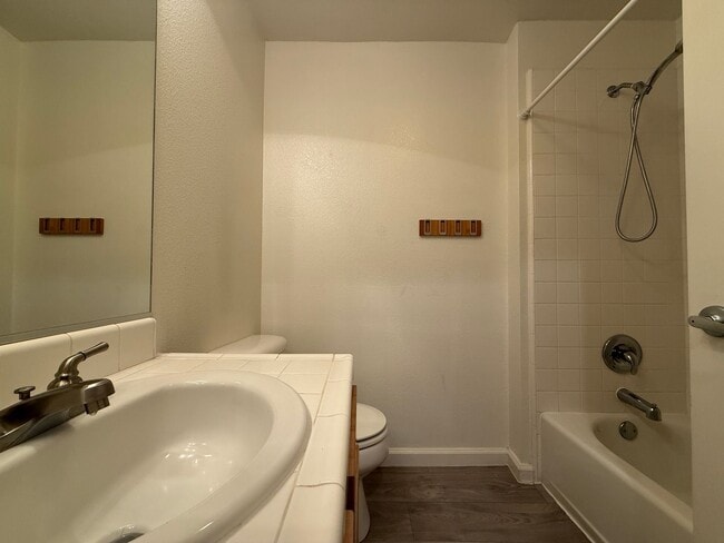 Building Photo - Beautiful Upscale and Modern 2 Bedroom 2 B...