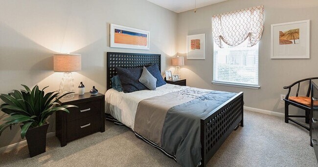 Building Photo - Convenient Location, Resort-Style Comfort!