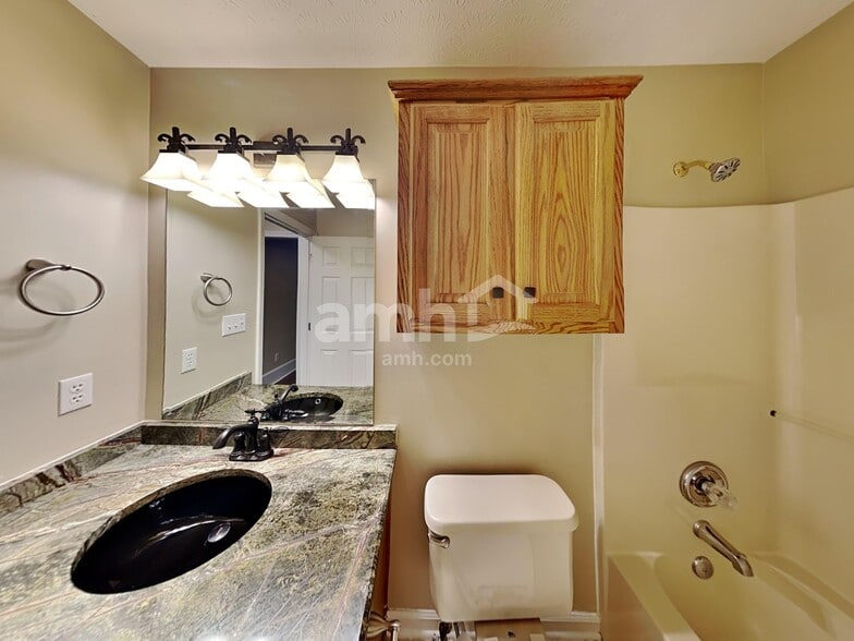 Building Photo - 1084 Pinehurst Dr