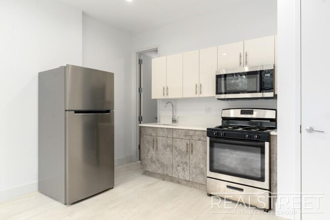 Building Photo - Stunning Brand New 2 Bed Duplex in Landmar...