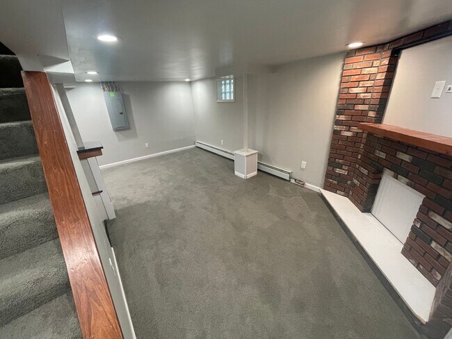 Building Photo - Spacious 3 Bedroom Home with Full finished Basement and Detached Garage!