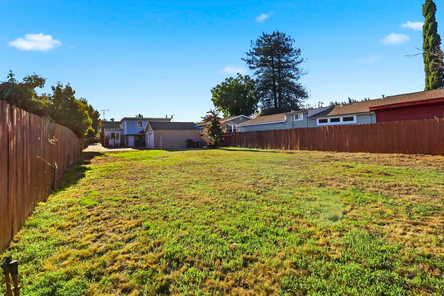 Building Photo - 740 Laurel Ave