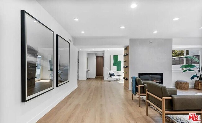 Building Photo - 418 N Bowling Green Way