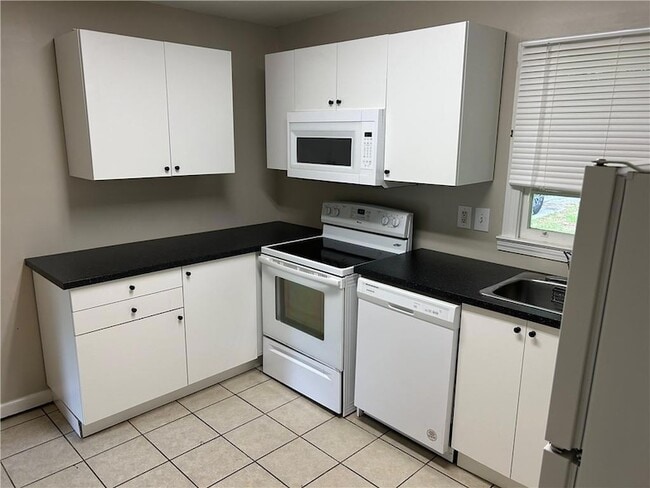 Building Photo - 3231 Pinehill Dr