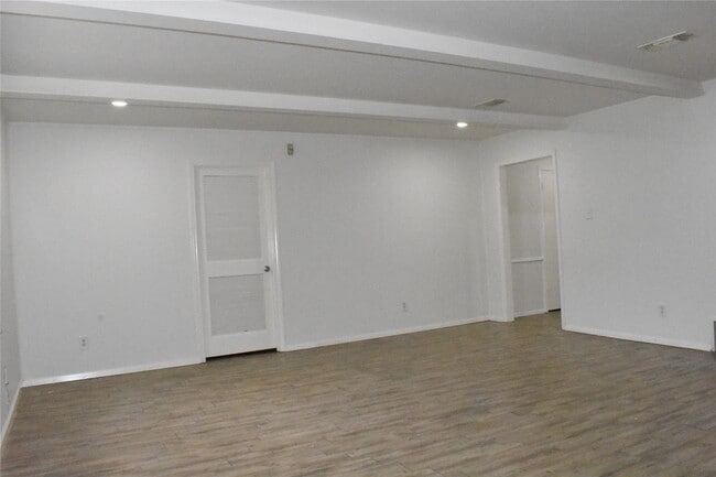 Building Photo - 10427 Huntington Wood Dr