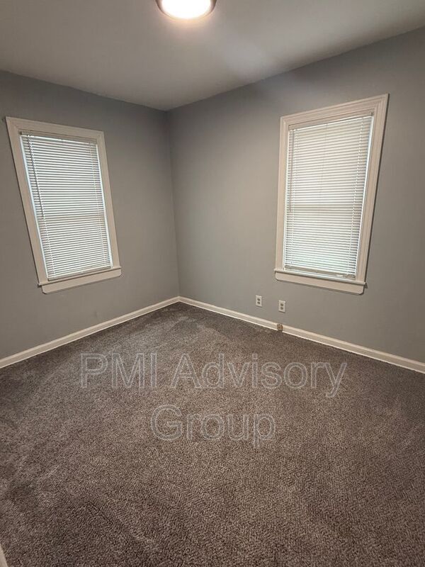 Building Photo - 608 SW Medford Ave