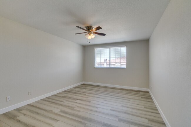 Building Photo - Modern 2-Bedroom Green Valley Townhome