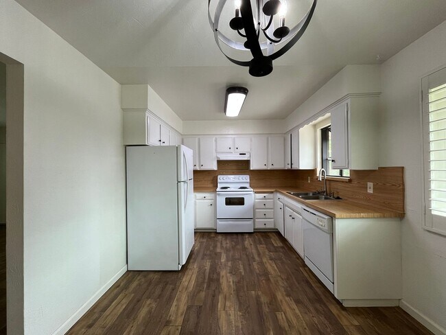 Building Photo - 1805 Oak St