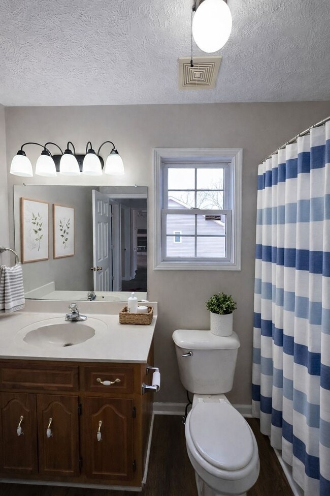 Building Photo - Beautiful 3 Bedroom 2 Bath Home