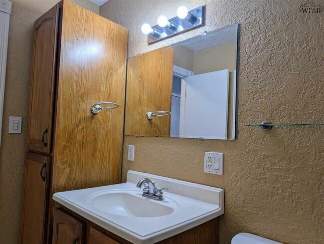 Building Photo - 2805 S Bandera Dr