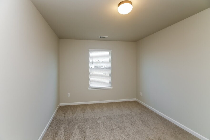 Building Photo - 140 Magnaview Dr