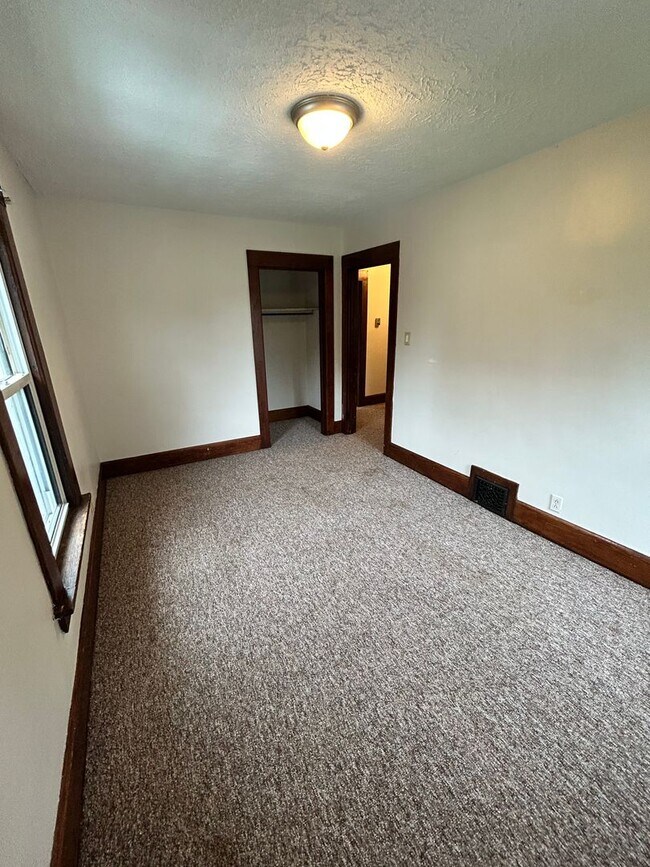 Building Photo - 212 Mohican Ave