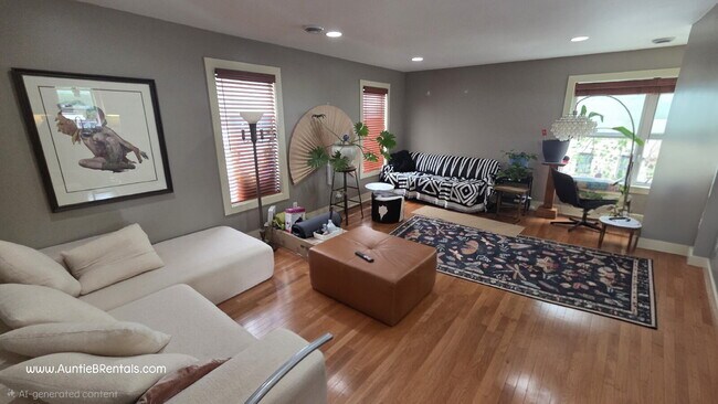 Building Photo - 2 Bed - 1 Bath Upper level unit in a triplex - Updated Unit