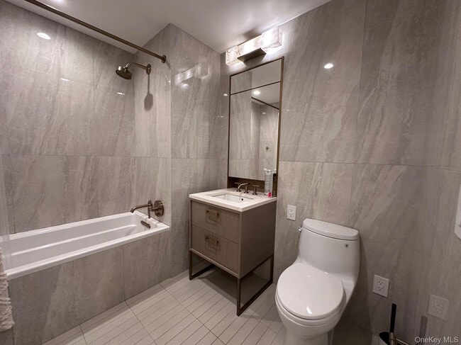 Building Photo - 3 Ct Square W