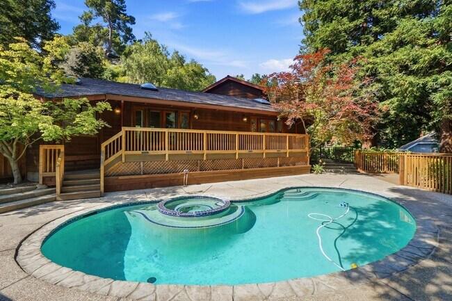 Building Photo - Spectacular 2 story home w/pool in Round Hill Country Club