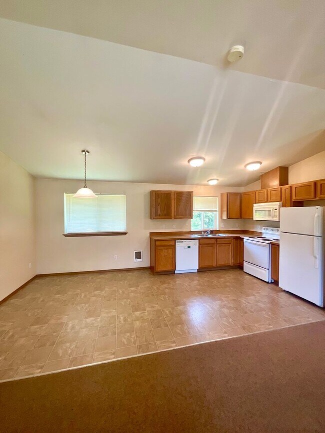 Building Photo - Spacious 3 Bedroom, 2 Bathroom Home!
