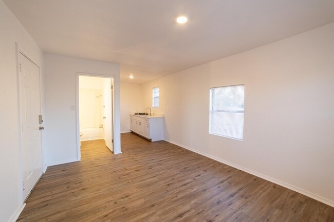 Building Photo - 611 Rochambeau St