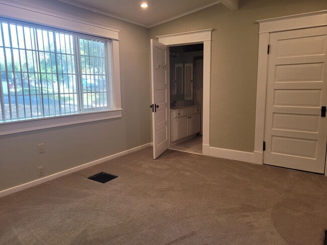 Building Photo - 3 bedroom 2 bath