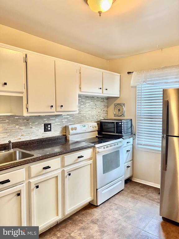 Building Photo - 13 Mitnick Ct