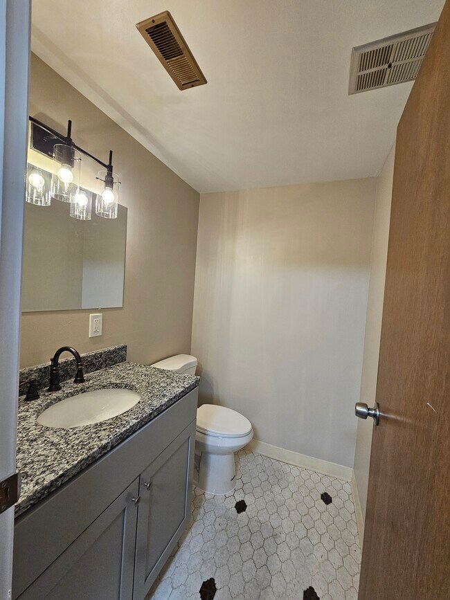 Building Photo - 3589 Delmar Dr