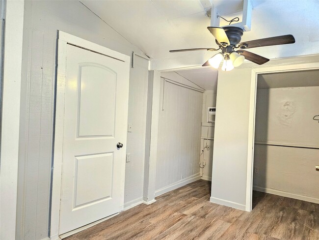 Building Photo - 4419 W Bayshore Dr