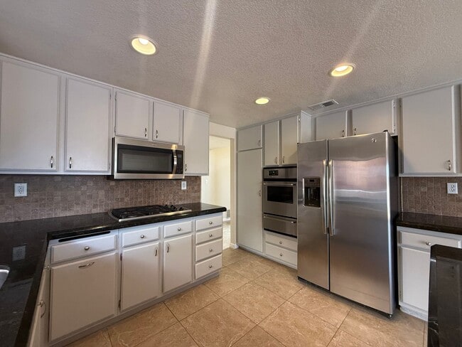 Building Photo - Beautiful 4B/2.5BA House in Vista w/ Attac...