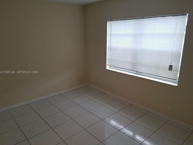 Building Photo - 10040 Twin Lakes Dr