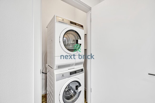 Building Photo - A beautiful 3 bed and 2 bathroom house for...