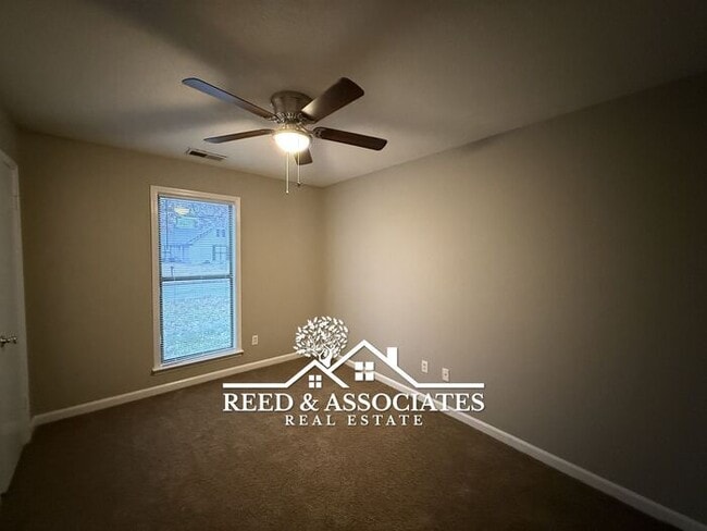 Building Photo - Charming Home Located in Quiet Cove!