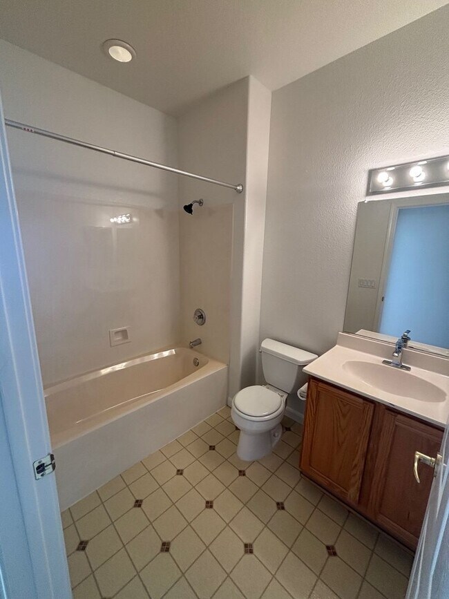 Building Photo - Large Single Level 2 Bedroom 2 Bathroom wi...