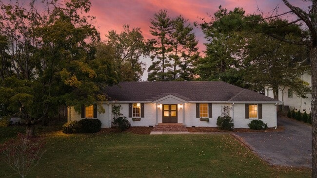 Building Photo - **ADORABLE DUBLEX IN BELLE MEADE WITH AMAZING YARD SURROUNDED BY MULTI-MILLION DOLLAR HOMES**
