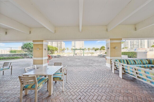 Building Photo - 3020 NE 32nd Ave