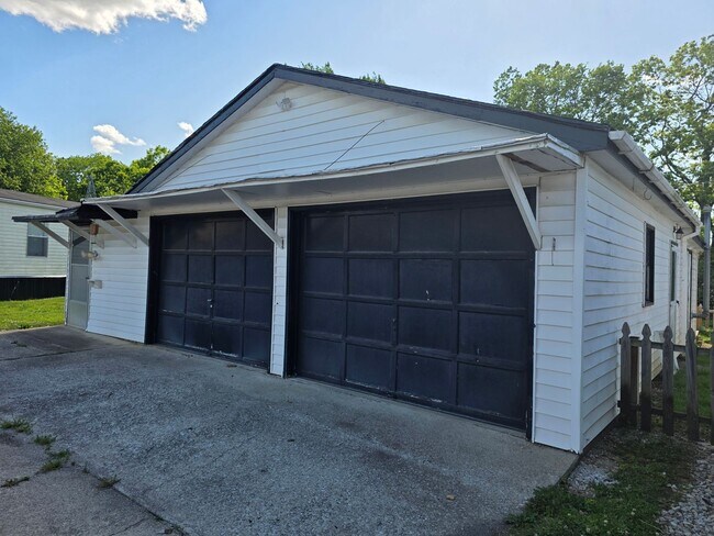 Building Photo - 3 Bedroom 1.5 Bath Mobile Home. Please read Description!