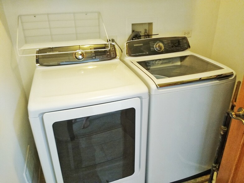 Laundry Room - 220 Oak Knoll Ct
