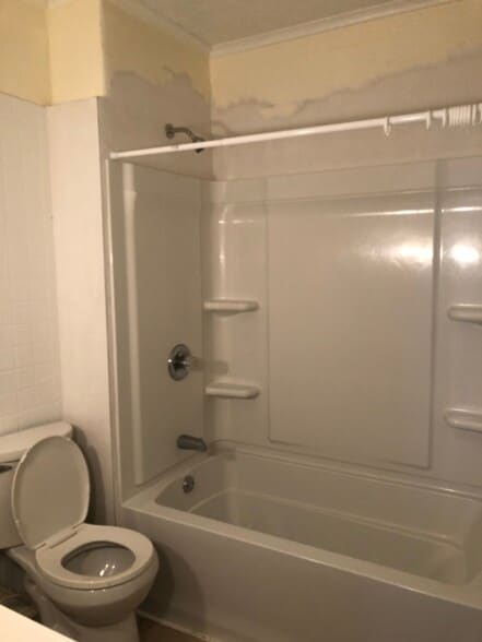2nd floor full bath - 1815 W Bradley Ave