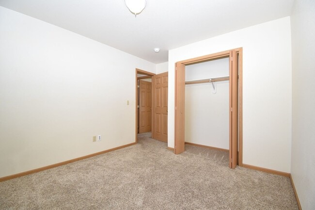 Building Photo - Townhouse style 2bed 1.5bath with attached garage