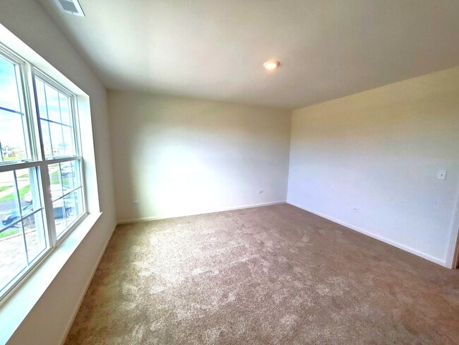 Building Photo - 2br 2.5 bath Townhome only 2 years old.