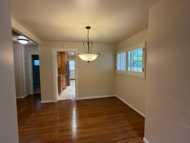 Building Photo - Spacious & Charming 3 Bedroom and a Den Home with Beautiful Updates