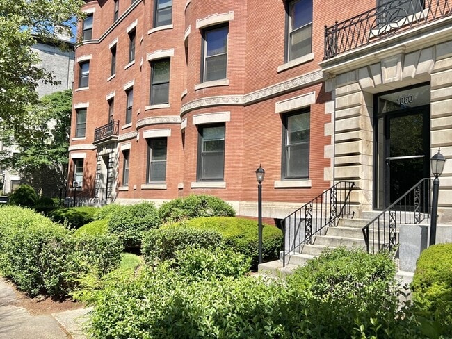 Building Photo - 1060 Beacon St