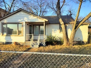 Building Photo - 2 bed 1 bath house with central heat and a...