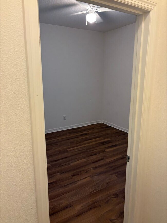 Building Photo - IMMEDIATE OCCUPANCY !!! LARGE// 5 Bedroom ...