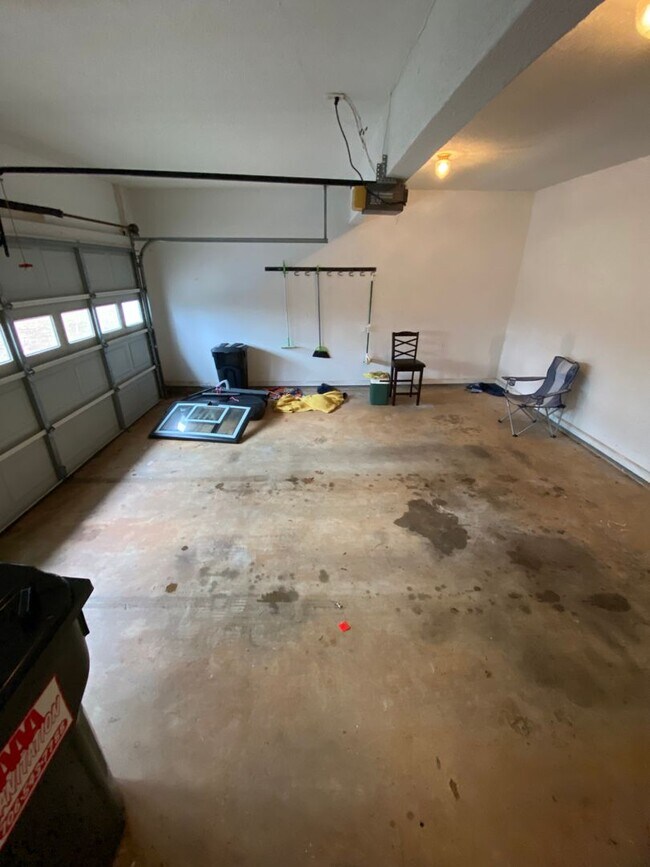 Building Photo - Wonderful 3 bedroom/2.5 bathroom House with 2 Car Garage in Snapfinger!