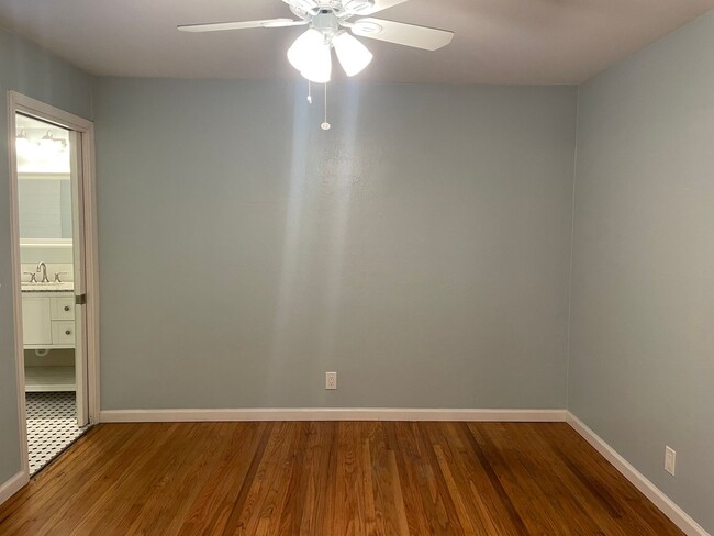Building Photo - Beautiful Mid Century 3 Bedroom 3.5 Bathro...