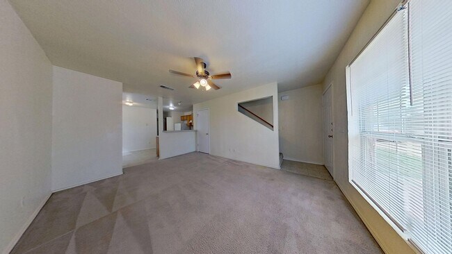 Building Photo - 2 WEEKS FREE RENT IN A 3 BEDROOM TOWNHOUSE AT $950!