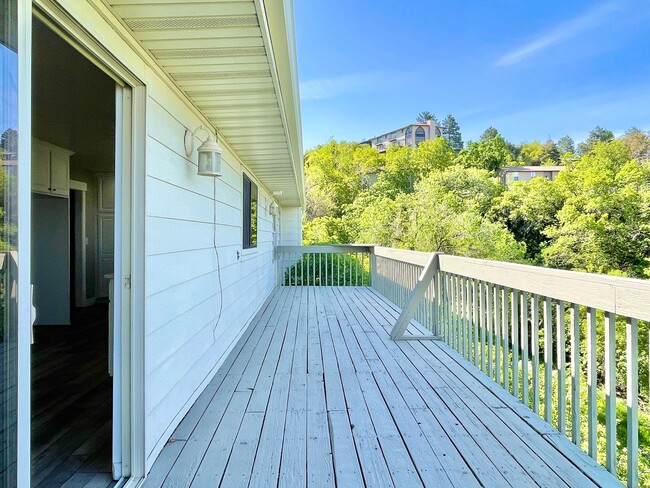 Building Photo - Gorgeous Home with Stunning Views!